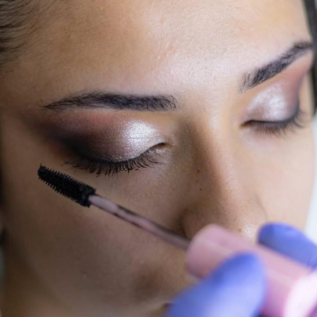 Aplicación profesional de maquillaje en los ojos