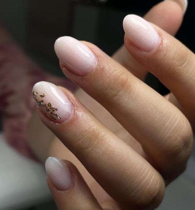 manicura-nude-detalles-dorados